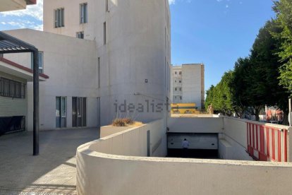 Entrada al garaje del edificio de oficinas. 