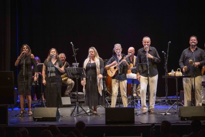 Actuación del grupo almeriense Nuevos Aires en el Teatro Apolo.