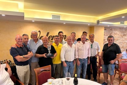 Valentín Montes, capitán del equipo con el trofeo.