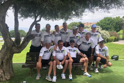 Los campeones posan tras la victoria.