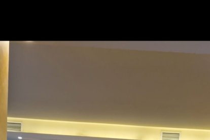 La directiva de la Liga entregando el trofeo.