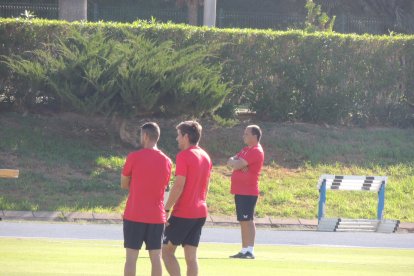 Alberto Lasarte y sus ayudantes en el campo Anexo. 