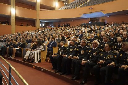 Público asistente al acto institucional del Día de la Policía Nacional.