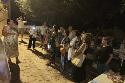 Lola de Quero leyendo un poema de despedida escocés.