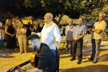 El Niño de las Cuevas, cantando unas tarantas con letra propia.