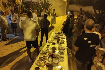 Como colofón los asistentes bridaron con una copa de vino por Carlos en un ágape.