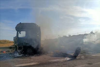 El vehículo ha quedado completamente calcinado.