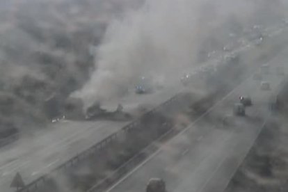 Captura de una cámara de la DGT que muestra la nube de humo.