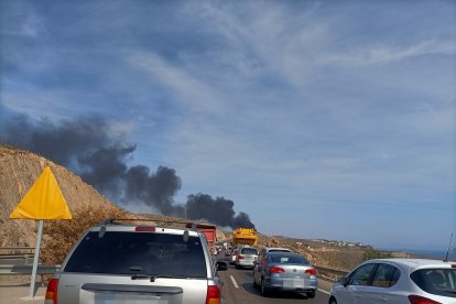El incendio ha provocado largas retenciones.