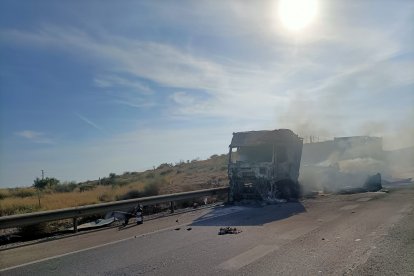 El camión ha quedado calcinado.