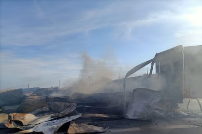 El fuego comenzó en la cabina y se trasladó a la caja.