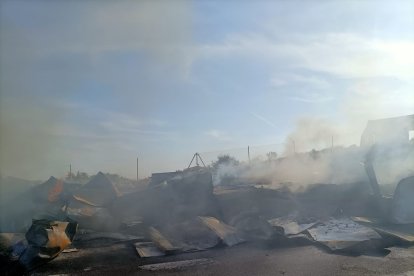 Los restos del camión calcinado.