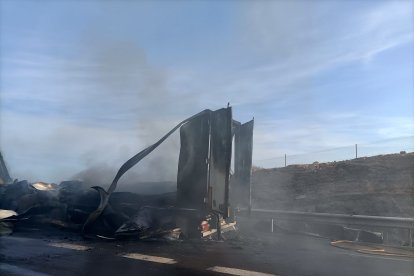 Los restos del camión calcinado.