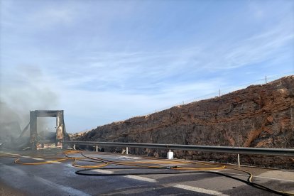 Actuación de los bomberos en la zona.