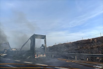 Los restos del camión calcinado.
