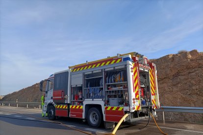 Actuación de los bomberos en la zona.