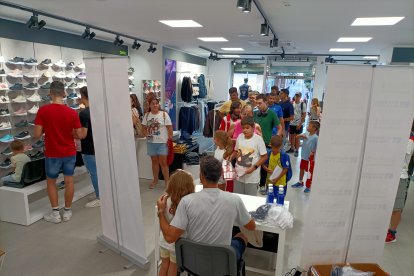 El ambiente en la tienda Base Deportes Blanes en Obispo Orberá.