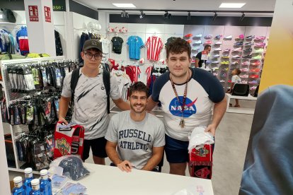 A casa con obsequios y una foto de recuerdo con Melero.