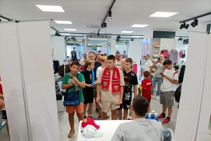 Todos esperando su momento para hablar con el jugador.