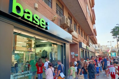 La tienda Base Deportes Blanes, llena de corazones rojiblancos.