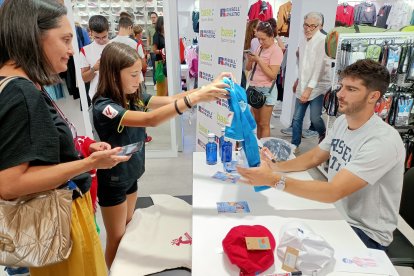 Aficionadas con camisetas para que las firmara el futbolista.
