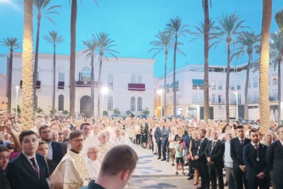 Una multitud a las puertas de la Catedral.