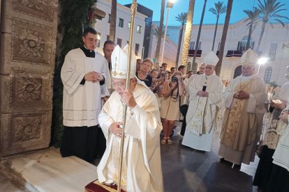 El nuncio del Vaticano, arrodillado ante la Catedral de Almería.
