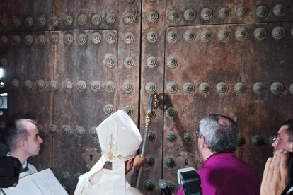 Ritual de apertura de la puerta de la Catedral para inaugurar el Año Santo.
