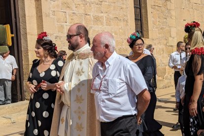 La alcaldesa ha seguido a San Francisco de Asís junto al párroco del pueblo y los vecinos.