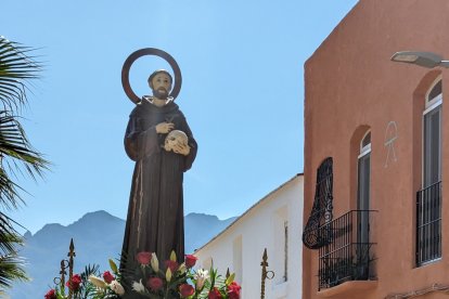 San Francisco ha procesionado a hombros de los vecinos por las calles del centro del municipio.