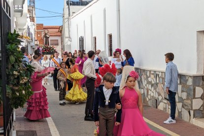 La comitiva festiva ha realizado todo el recorrido entre cohetes y alegría.