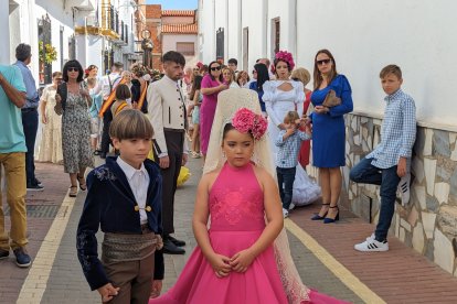 La comitiva festiva ha realizado todo el recorrido entre cohetes y alegría.