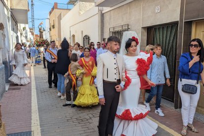 La comitiva festiva ha realizado todo el recorrido entre cohetes y alegría.