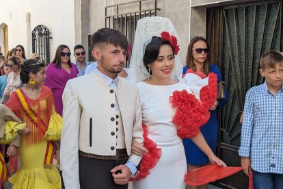 La comitiva festiva ha realizado todo el recorrido entre cohetes y alegría.