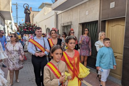 La comitiva festiva ha realizado todo el recorrido entre cohetes y alegría.