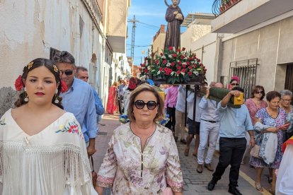 La comitiva festiva ha realizado todo el recorrido entre cohetes y alegría.