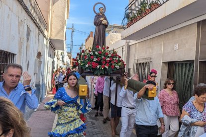 La comitiva festiva ha realizado todo el recorrido entre cohetes y alegría.