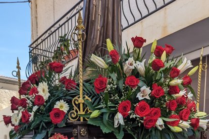 Costalera vestida de flamenca y con gran devoción.