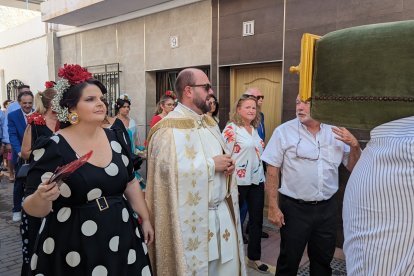 La alcaldesa María Isabel López Alías junto al párroco de la localidad.
