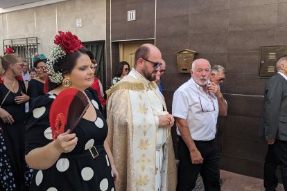 La alcaldesa María Isabel López Alías junto al párroco de la localidad.
