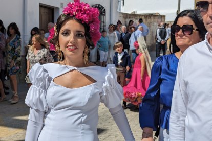 Sandra lucía radiante con su traje de flamenca blanco y las buganvillas adornando su pelo.