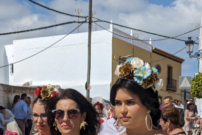 Nerea, de azul ha acompañado a San Francisco en procesión.