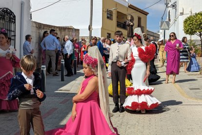 La comitiva festiva ha realizado todo el recorrido entre cohetes y alegría.