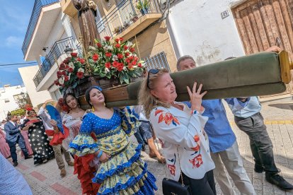 Las jóvenes han mostrado su devoción y valía llevando a hombros al patrón.