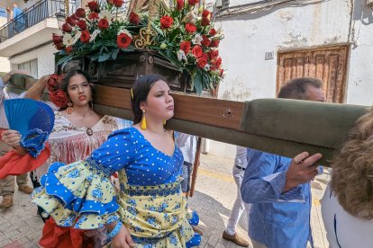 Las jóvenes han mostrado su devoción y valía llevando a hombros al patrón.