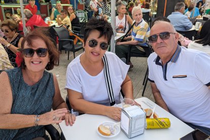 Maribel regresa desde Barcelona 42 años después para vivir la Feria de su pueblo junto a sus amigos Isabel y José.