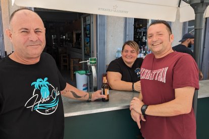 José y Esteban junto a Mikaela en la barra del bar Jarricas en Turre.