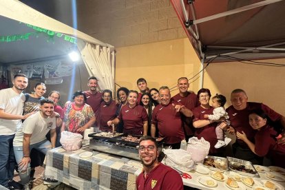 Gran trabajo el de los miembros de la Cofradía de la Virgen de los Dolores, que gestionan desde hace años una barra en la Plaza Luis Martín en la que sirven tapas tradionales con sabor y la mejor de las sonrisas durante la Semana Grande del municipio.