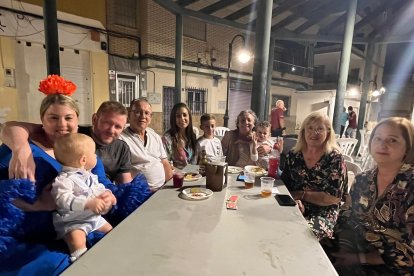 Este grupo de la  Mayordomía de Santa Ana y la Virgen del Carmen de El Puerto de Roquetas de Mar disfrutaron de la velada del viernes desde la Plaza Luis Martín de la localidad roquetera . M. P. M.