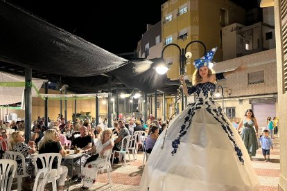 El centro se llenó de magia, luz, color y música durante la noche del viernes gracias al Pasacalles que recorrió las calles de la localidad. Los pequeños, asombrados por los disfraces y la temática de las carrozas, miraban asombrados el espectáculo